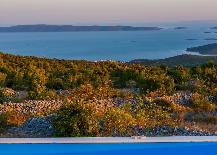 Villa Zlatno Sunce In The Hills Near Trogir
